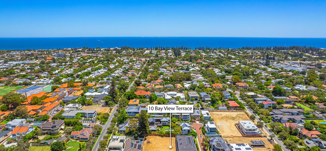 image for A LANDMARK PARKSIDE LANDHOLDING - RIVER & SKYLINE